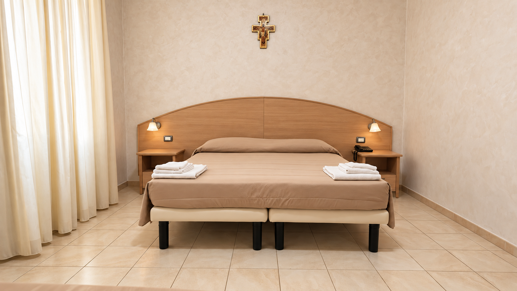 Una camera con letto matrimoniale, arredi in legno e luce naturale