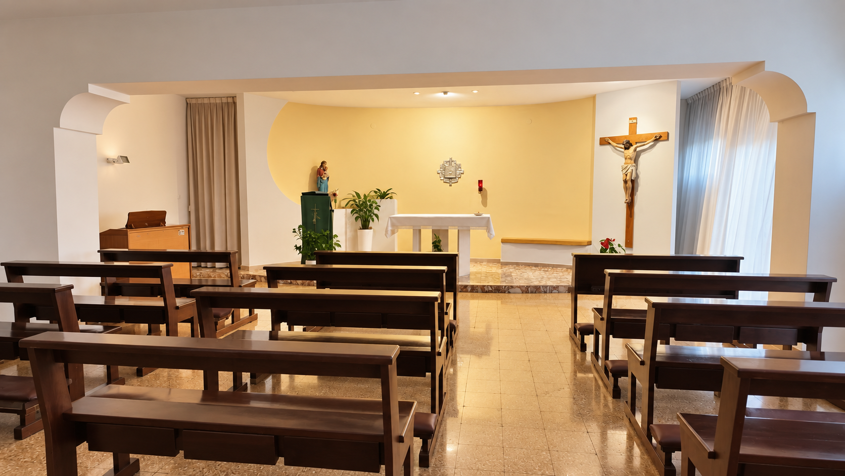 La cappella interna con banchi in legno e altare